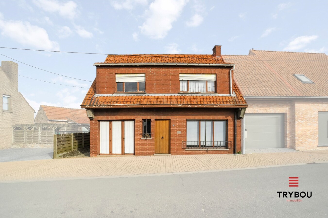 Halfopen woning met drie slaapkamers op ruim perceel van 770 m² 