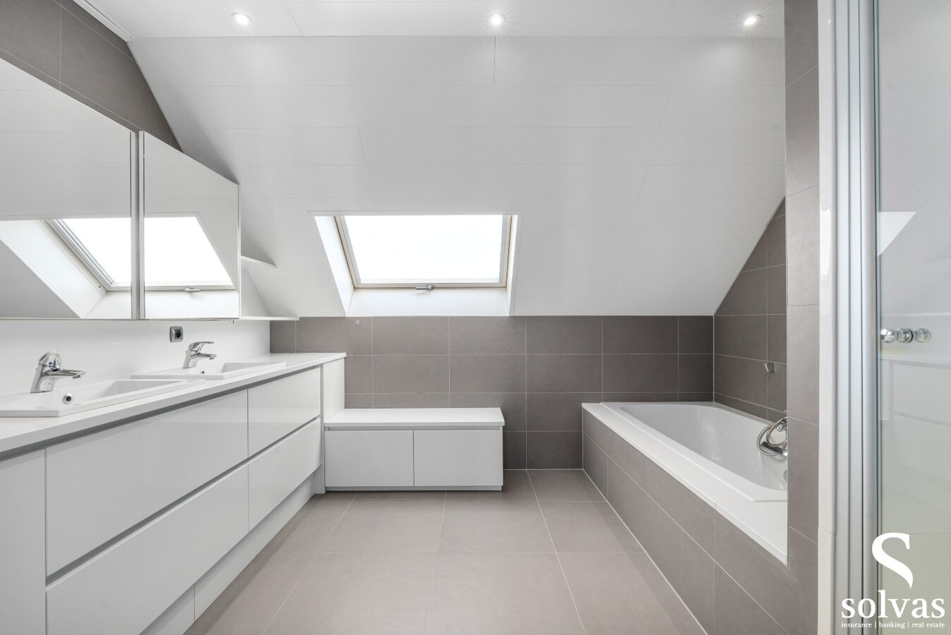 Prachtige open bebouwing met 4 slaapkamers in Poesele, bouwjaar 2000, op 1070m² perceeloppervlakte, 270m² bewoonbare oppervlakte 