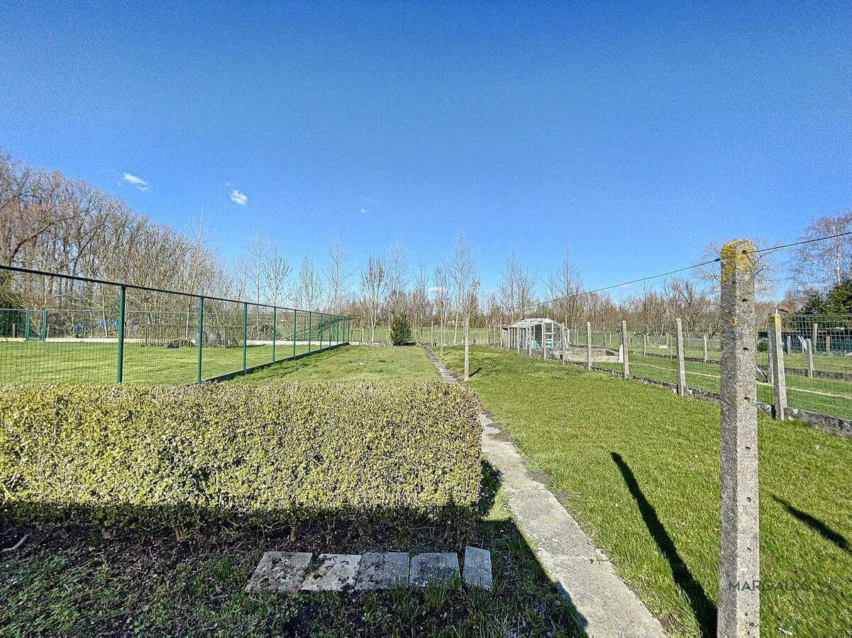 Verkocht op 1 dag! Te renoveren halfopen bebouwing op groot perceel 