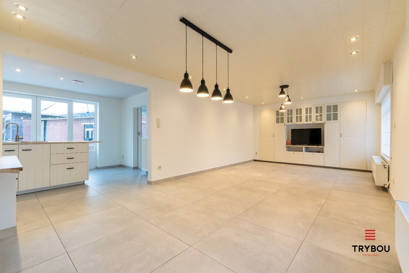 Open bebouwing met een uitzonderlijk ruim perceel in Houthulst! 