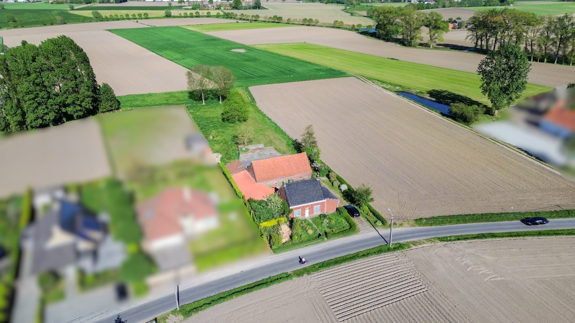 Landelijke hoeve-woning op ruim perceel, met weide en stallingen. 
