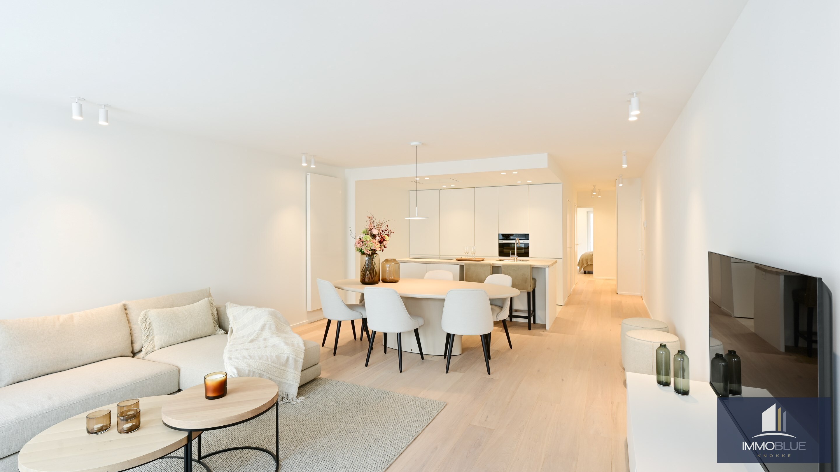 Volledig gerenoveerd appartement met zijdelings zeezicht. 