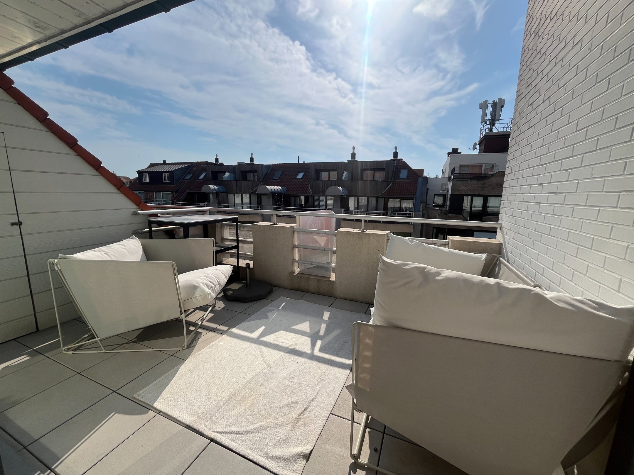 Stijlvol appartement met 2 zonnige terrassen op een toplocatie in Knokke Centraal gelegen tussen zeedijk en Lippenslaan. 