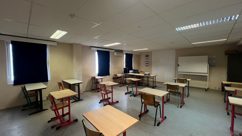 Magazijn met kantoren te huur in Industriepark Drongen