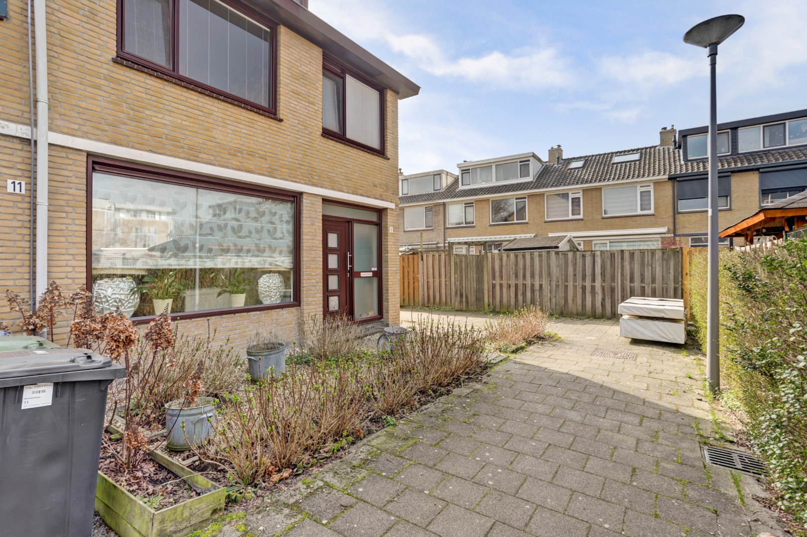 Ruime uitgebouwde 6-kamer hoekwoning met kunststofkozijnen, dakkapellen, grote tuin en eigen grond. 