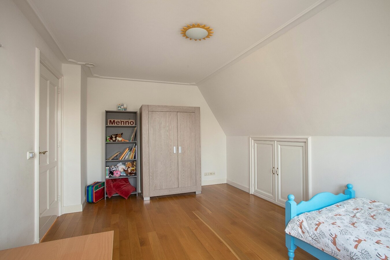 Riante vrijstaande villa met rieten dak gelegen op een perceel van 1.240 m2. 