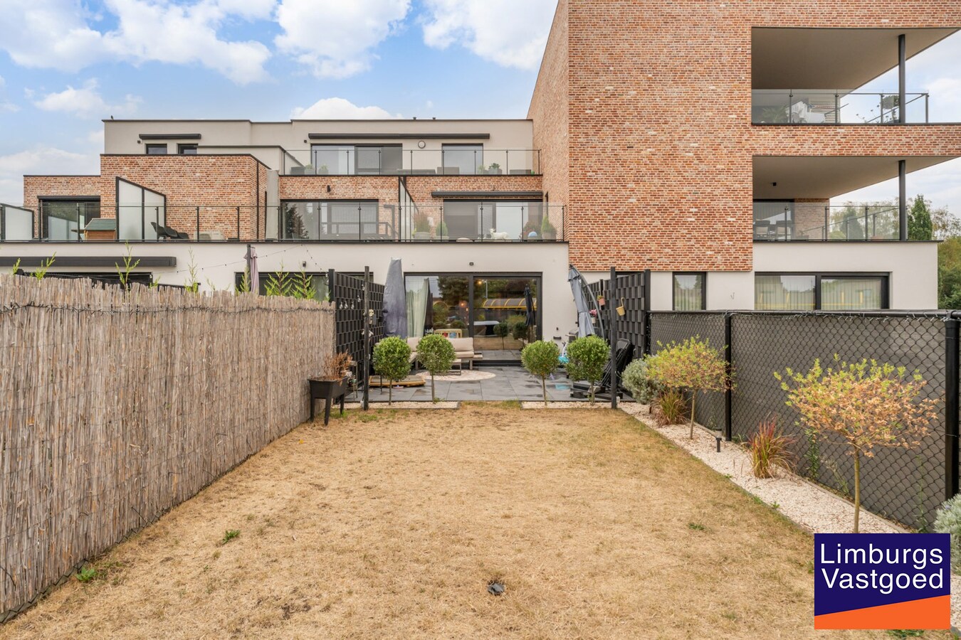 Gelijkvloers appartement (95m²), 2 slpk, ruim terras/tuin, autostaanplaats + kelderberging 