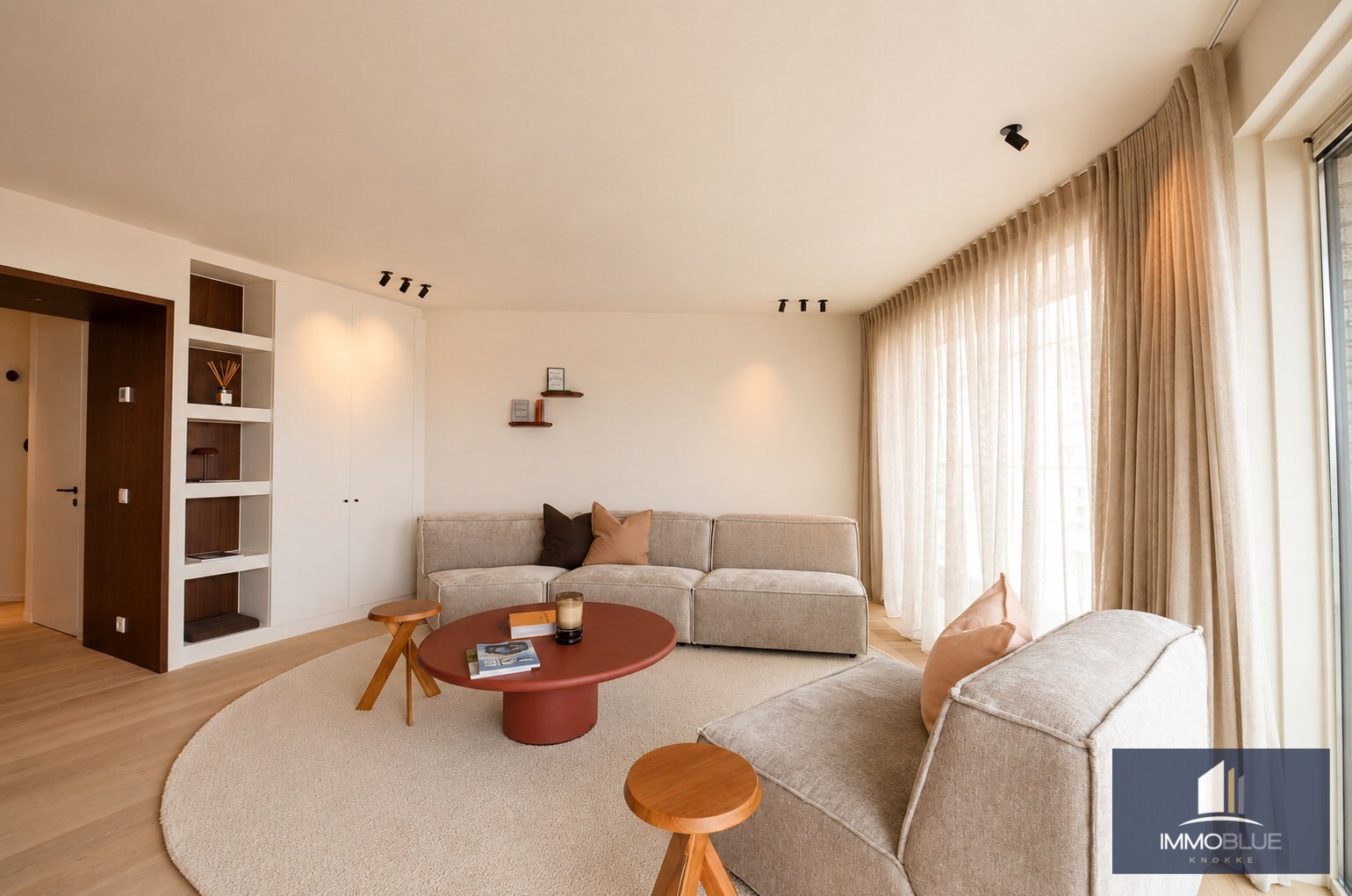 Appartement prestigieux entièrement rénové et fini avec des matériaux de haute qualité, situé à proximité de la place du Triangle. 