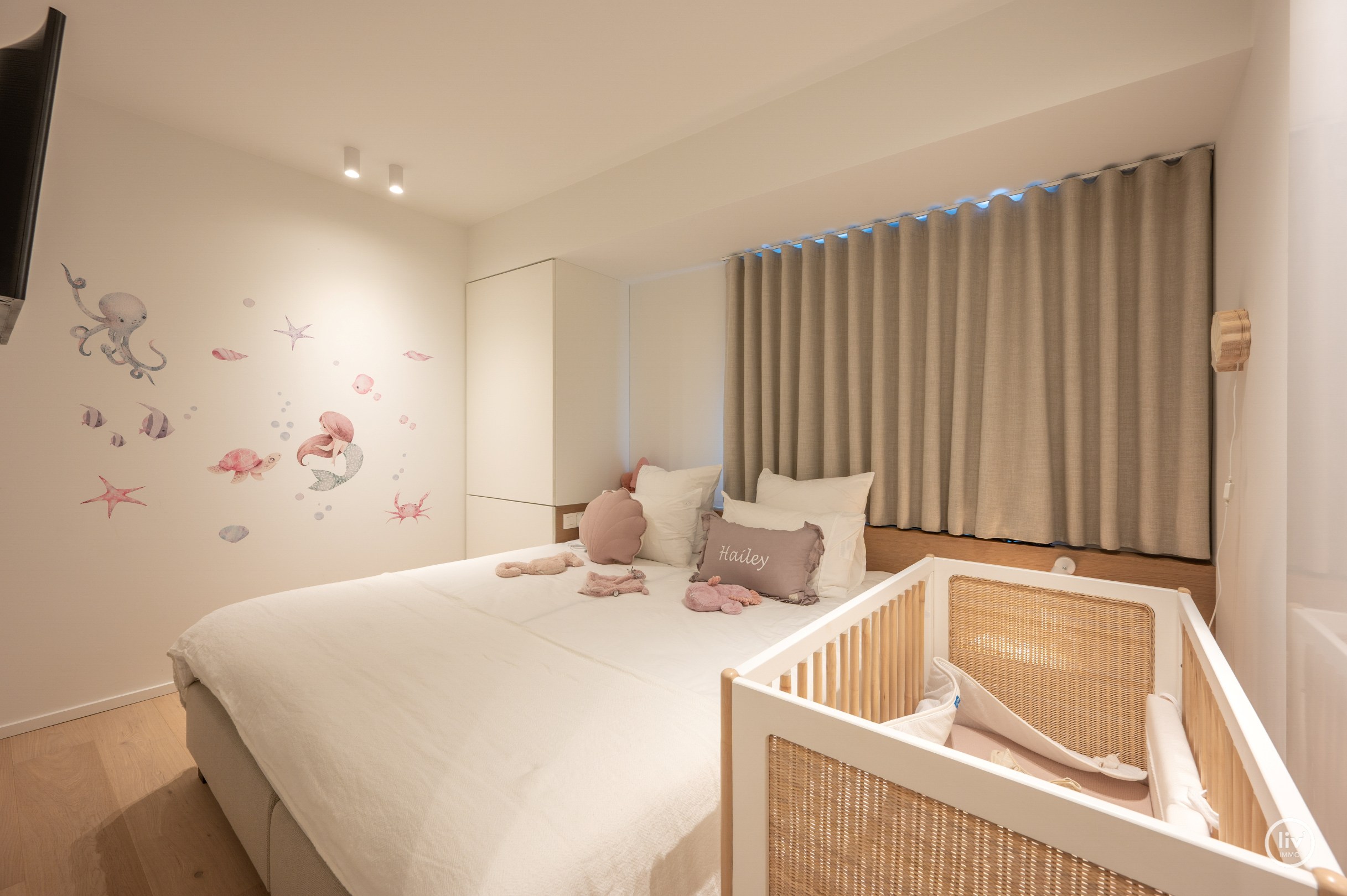 Prachtig, ruim (131 m2) HOEKappartement, volledig gerenoveerd centraal gelegen op de Lippenslaan vlakbij de zeedijk te Knokke. 