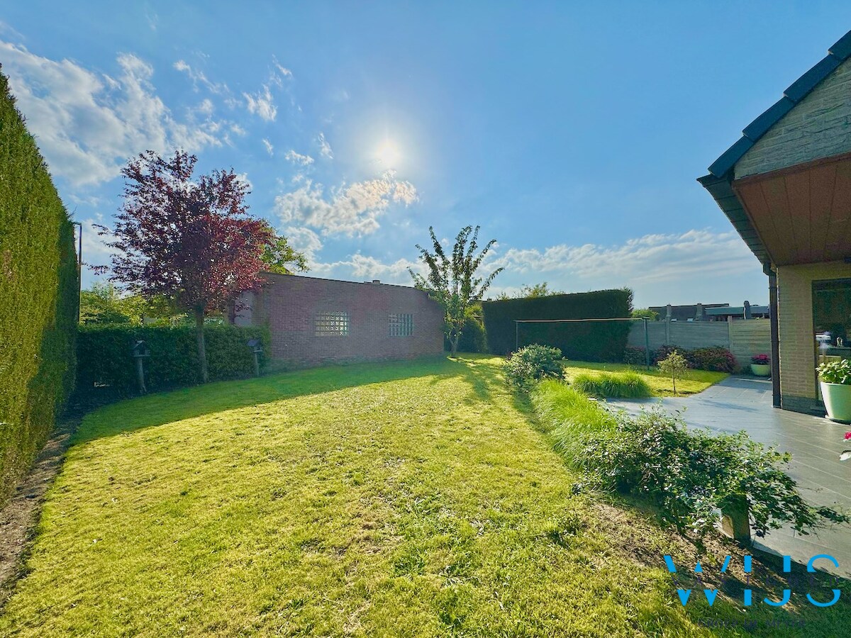 Ideale gezinswoning op 555 m² met 2 garages te Evergem ! 