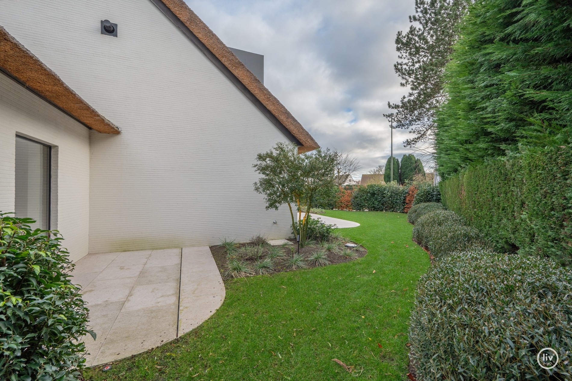 Superbe villa charmante, entièrement rénovée et joliment située dans un quartier résidentiel calme à proximité du centre de Knokke. 