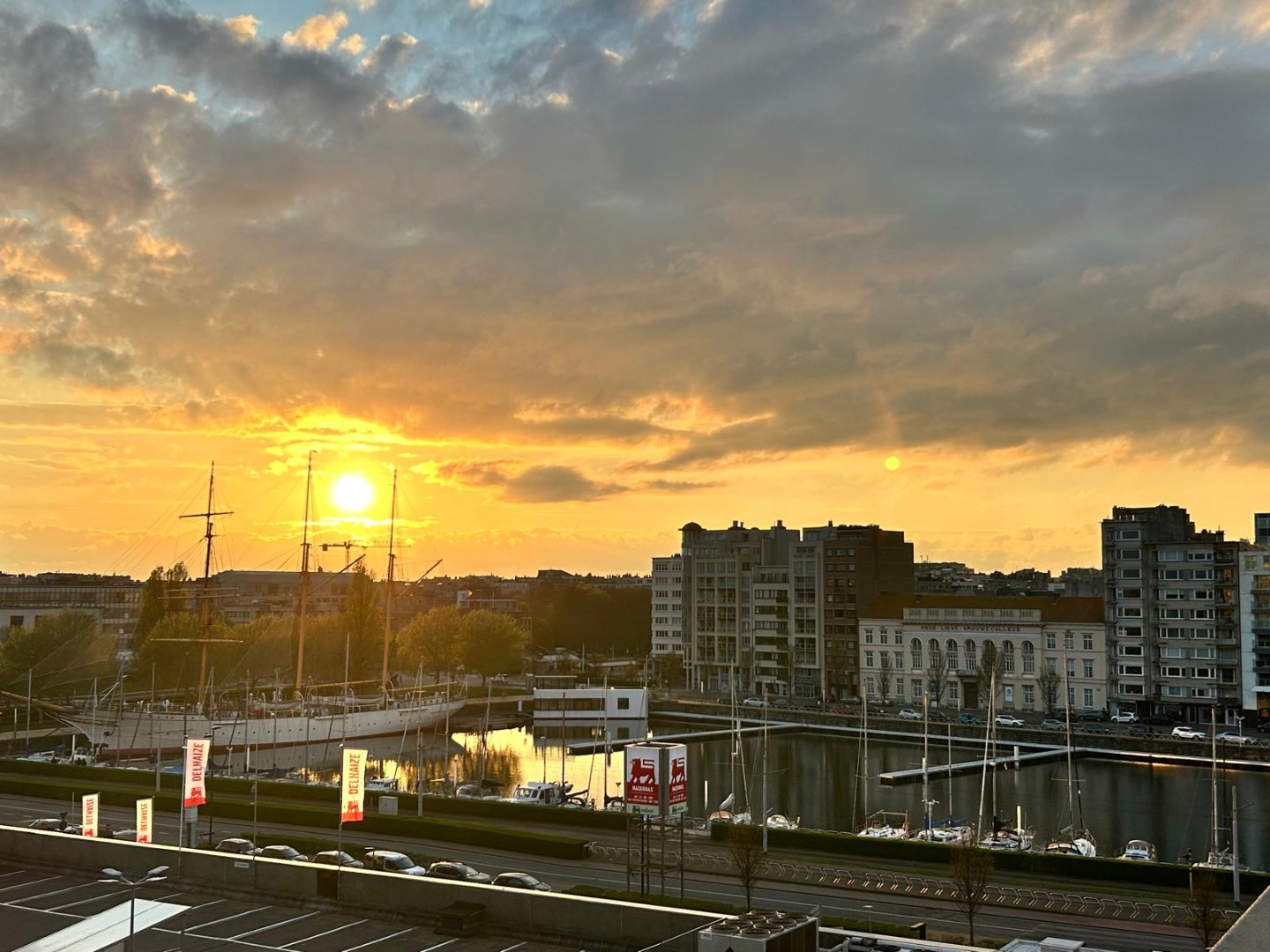 Ruim, lichtrijk hoekappartement met uniek havenzicht, topligging in hartje Oostende 