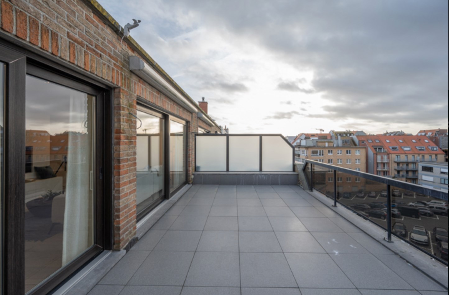 Appartement sous les toits entièrement rénové avec terrasses ensoleillées à 20 mètres de la digue de l'Albertstrand. 