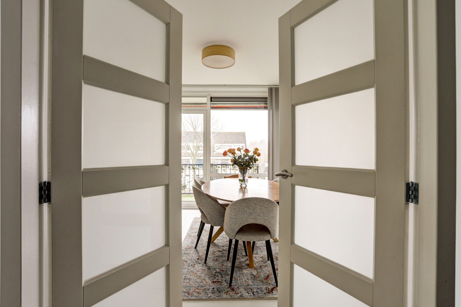 Instapklaar en verzorgd  3-(voorheen 4) kamer hoek- appartement op de tweede verdieping met 2 slaapkamers, 2 balkons, moderne keuken en is gelegen op eigen grond. 