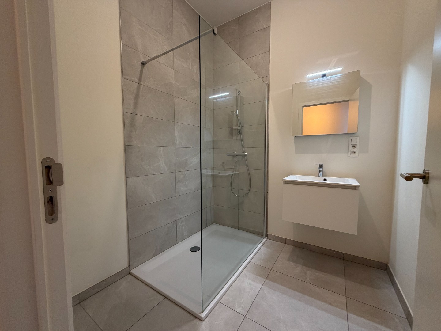 Geliijkvloers appartement met twee slaapkamers te Wielsbeke 