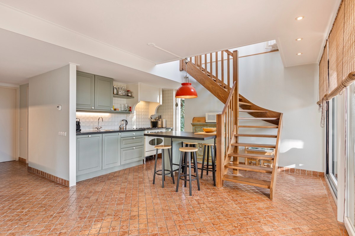 T.A. Makelaardij biedt aan: moderne architectonische vrijstaande villa met extra brede vrijstaande garage en royale private tuin rondom. 