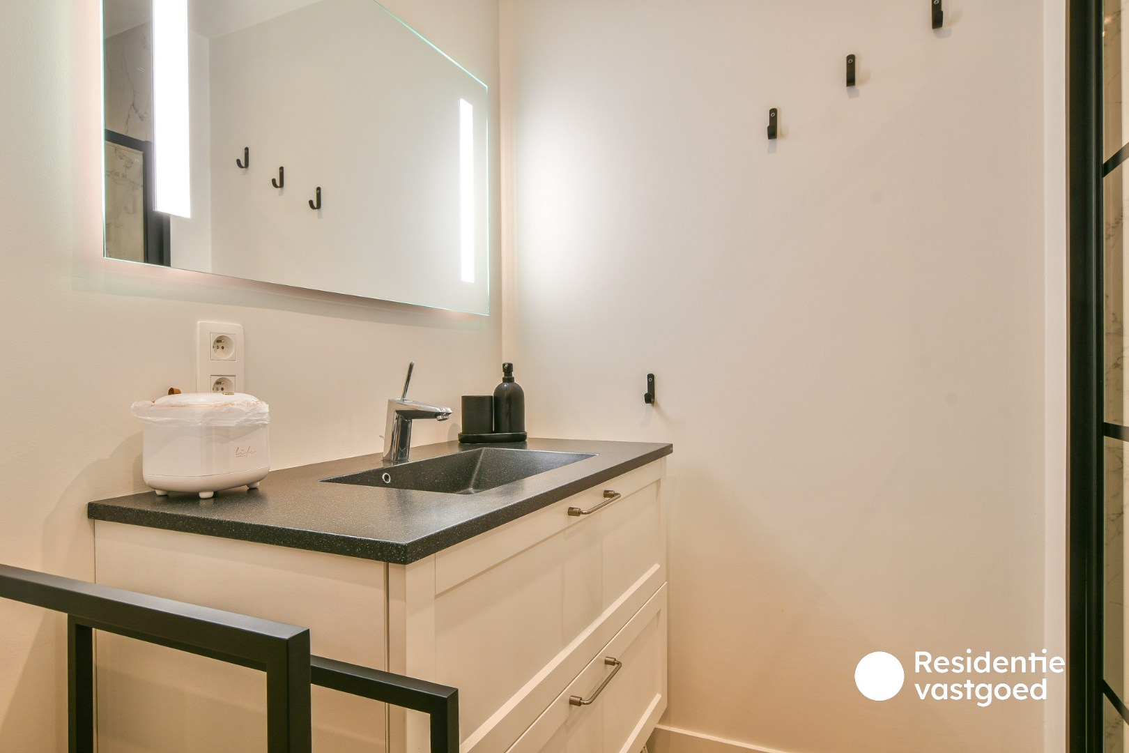 Volledig vernieuwd appartement te koop - achterkant zeedijk Wenduine! 
