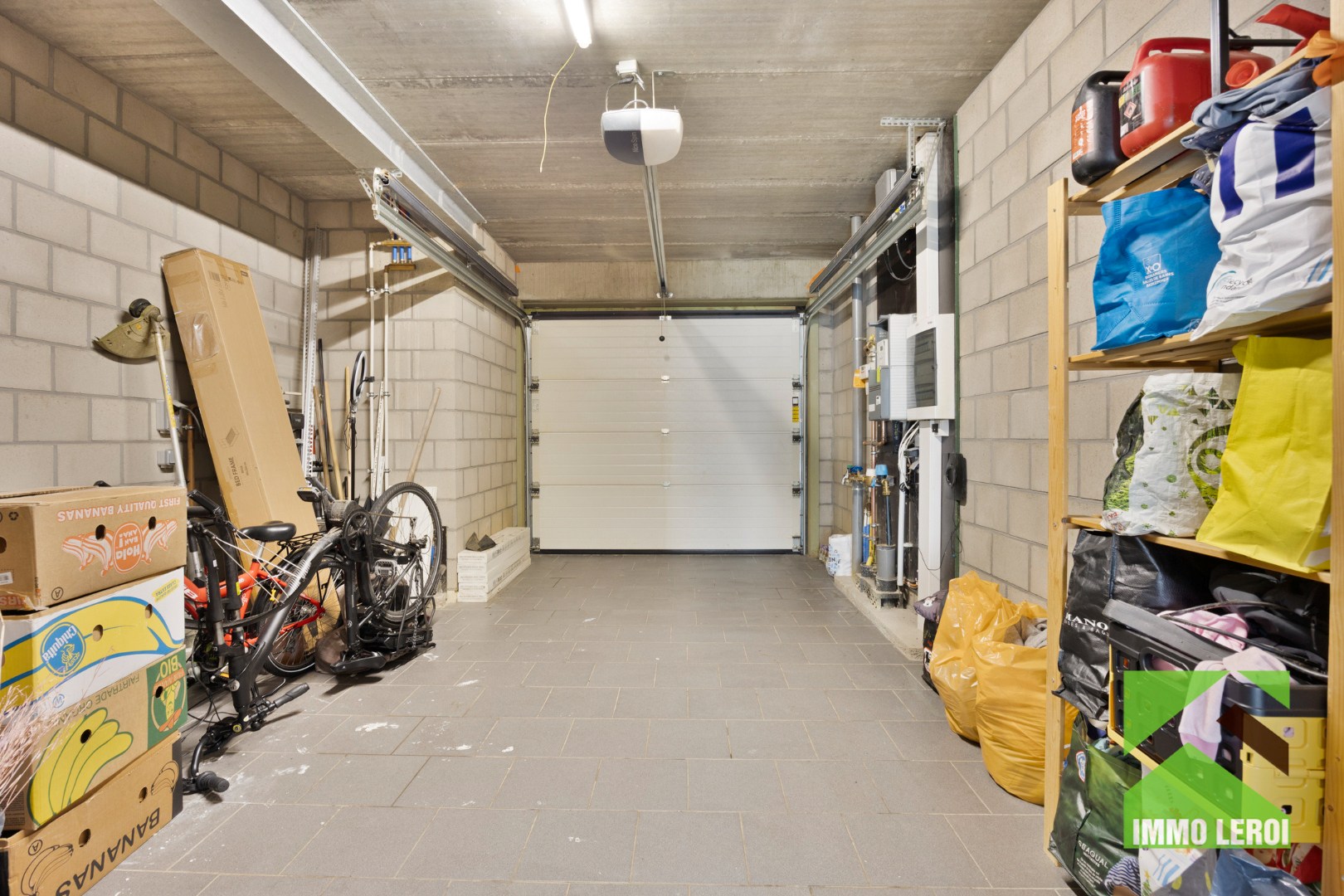 Garage met elektrische poort