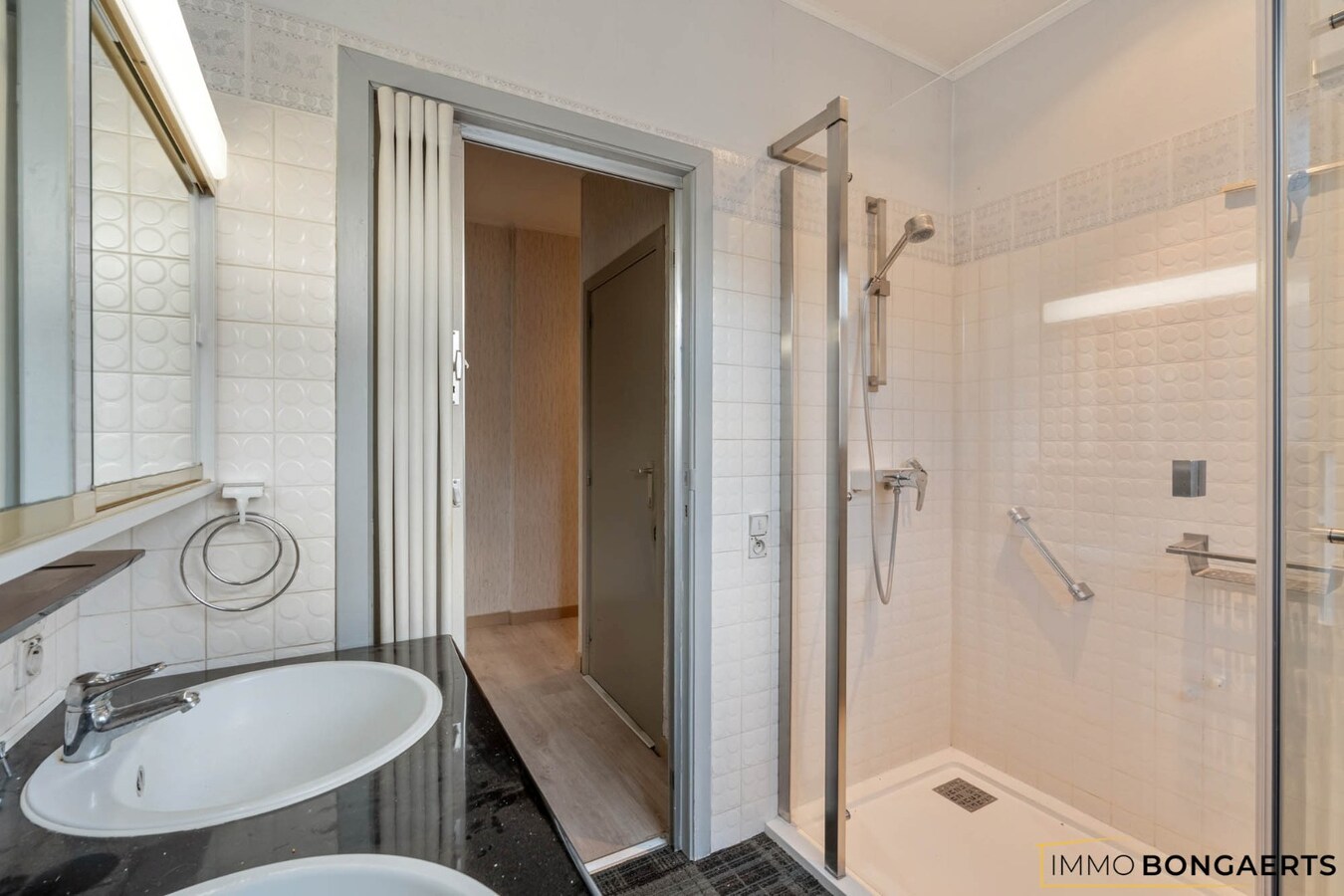 Gelijkvloerse woning met polyvalent bijgebouw 