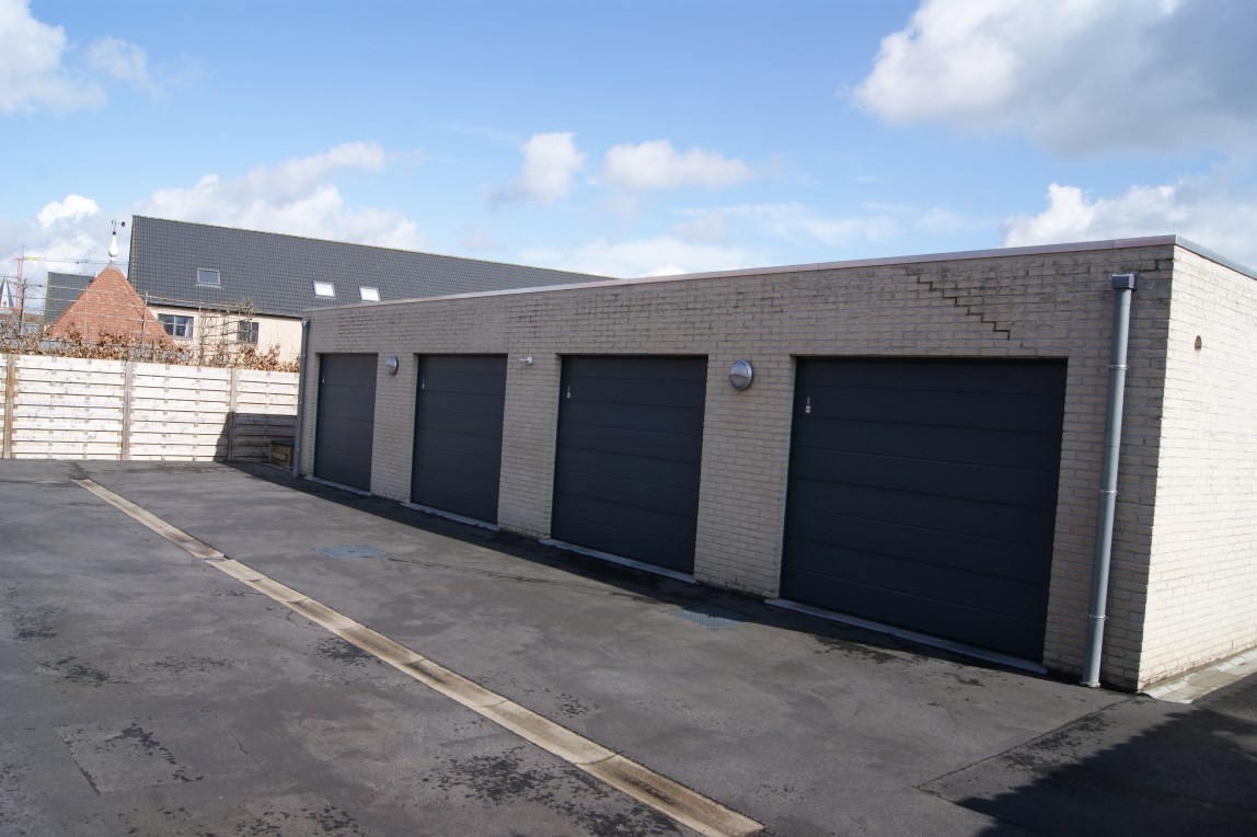 Recente garage met elektrische sectionaalpoort, gunstig gelegen te Torhout 
