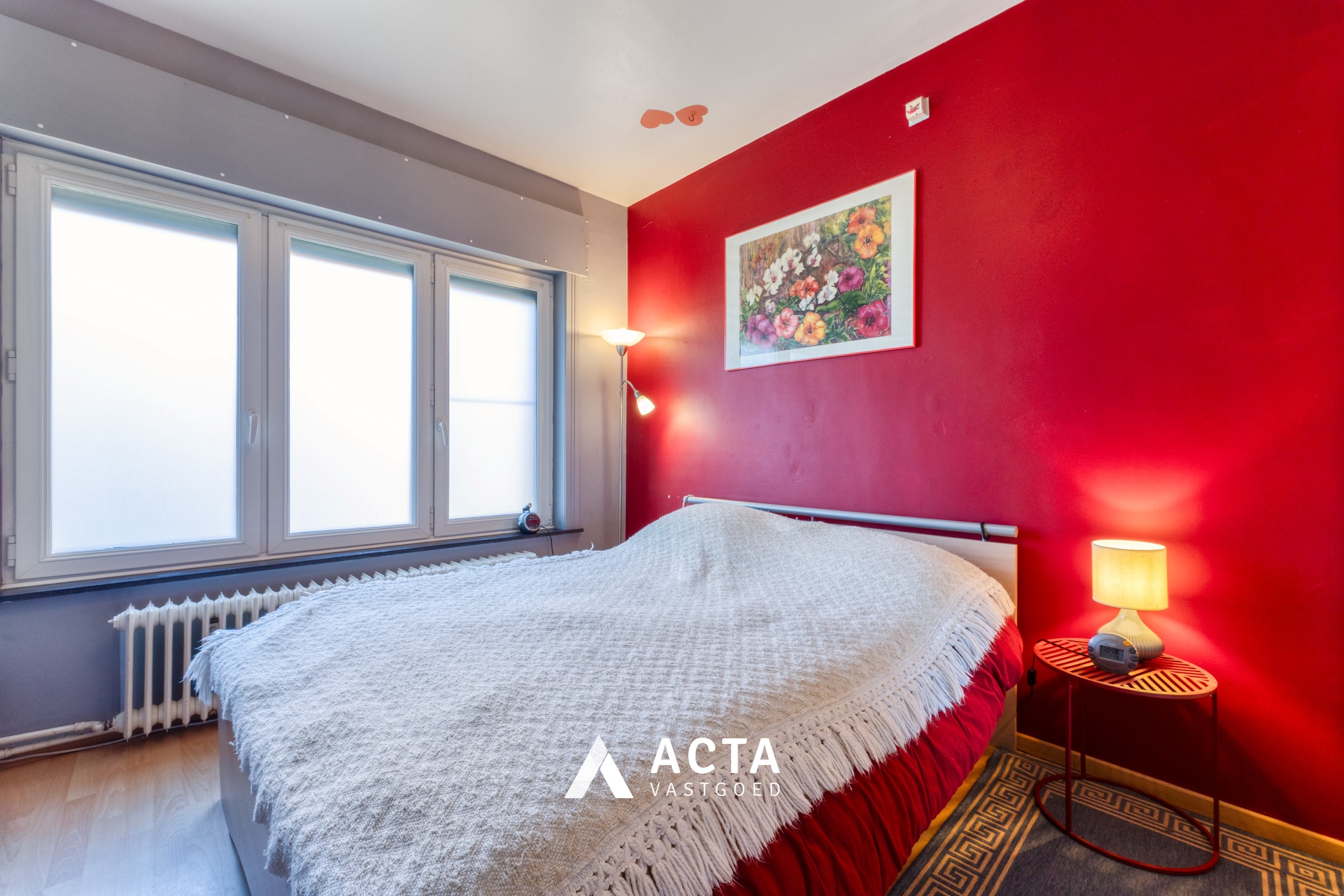 Halfopen bebouwing met vier slaapkamers en dubbele garage in Mariakerke 