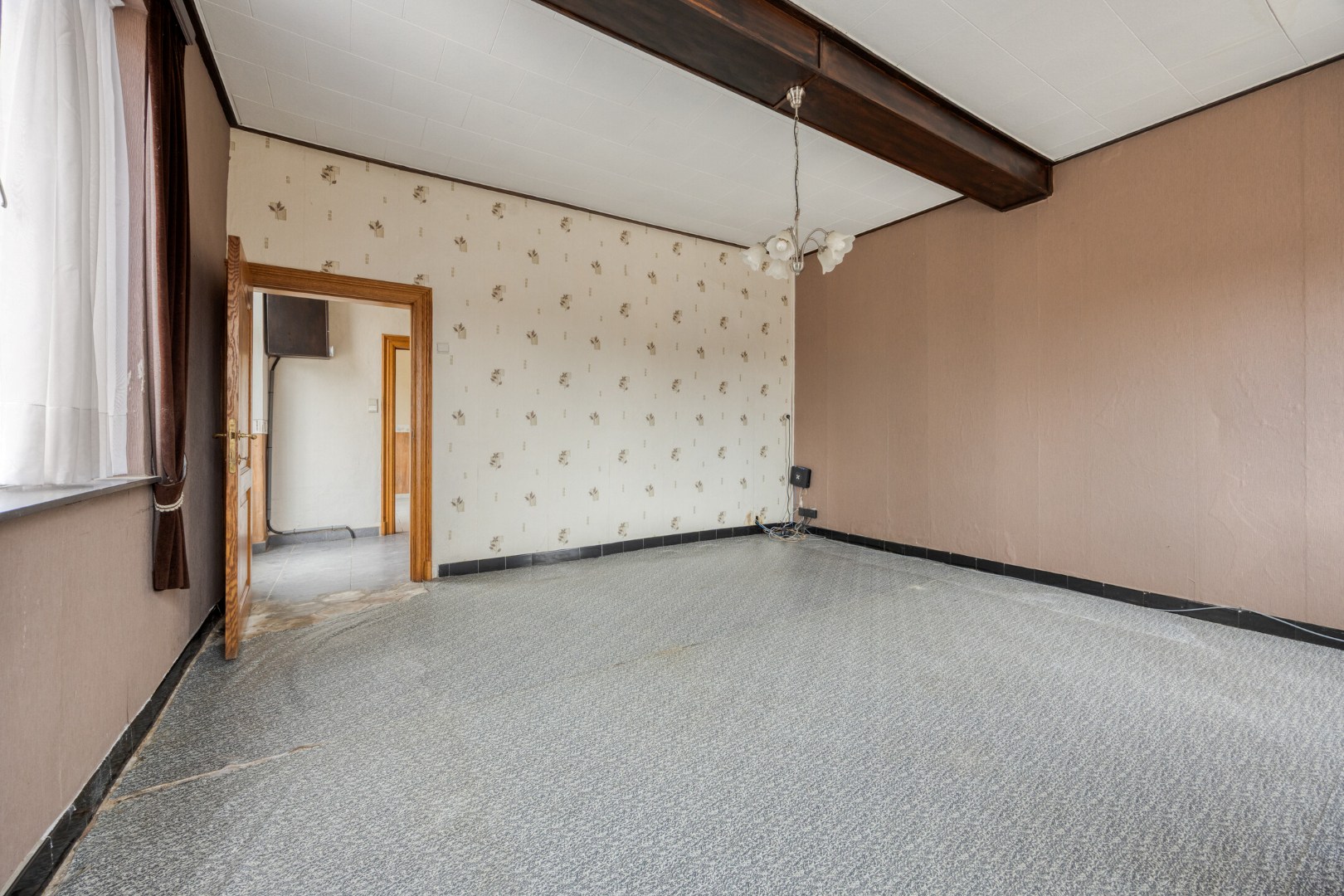 Woonkamer met doorgang inkomhal
