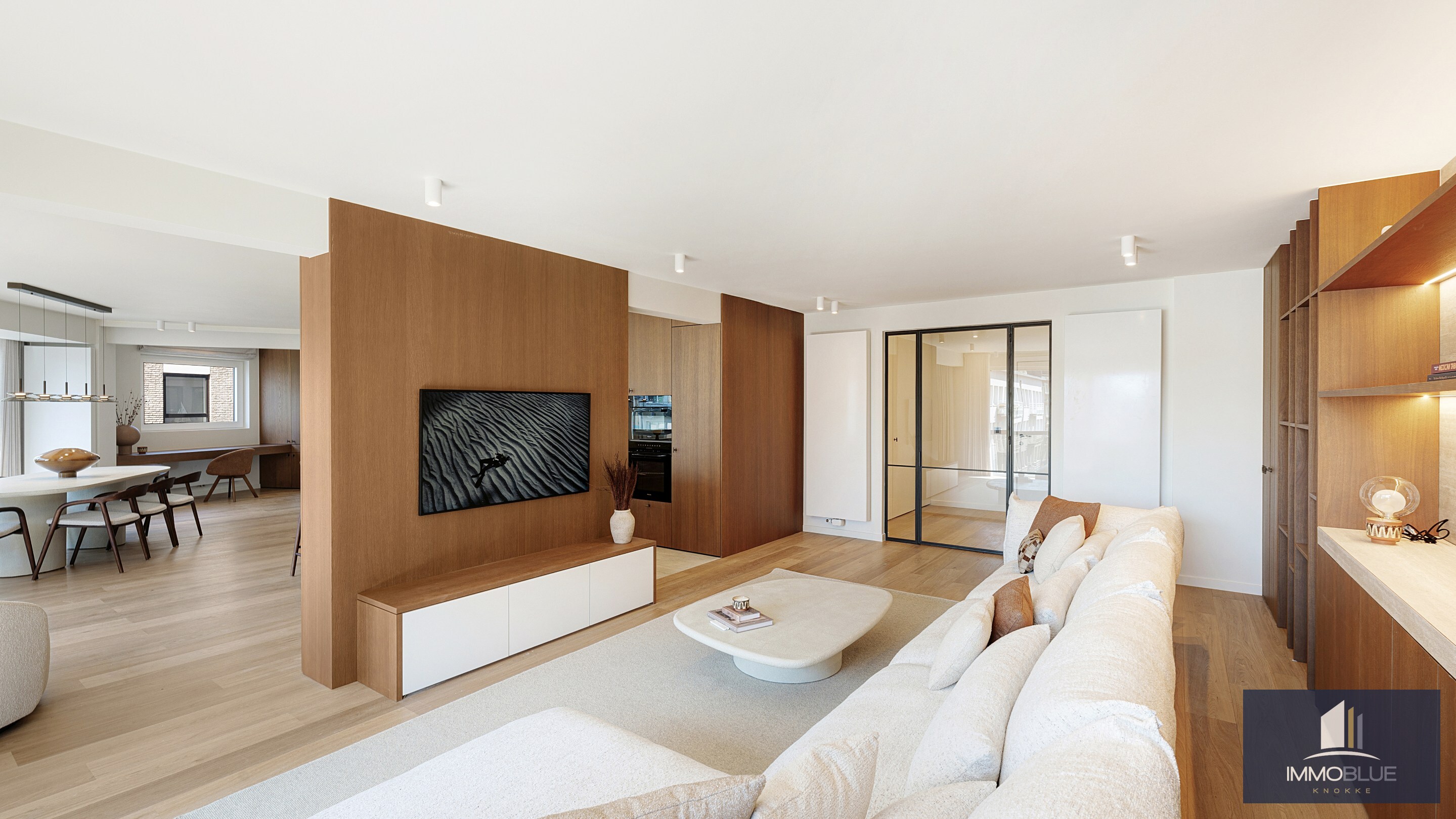 Uitzonderlijk hoekappartement, gelegen in de Zoutelaan, met een gevelbreedte van ca. 16 meter en biedt een open uitzicht op de Lippenslaan. 