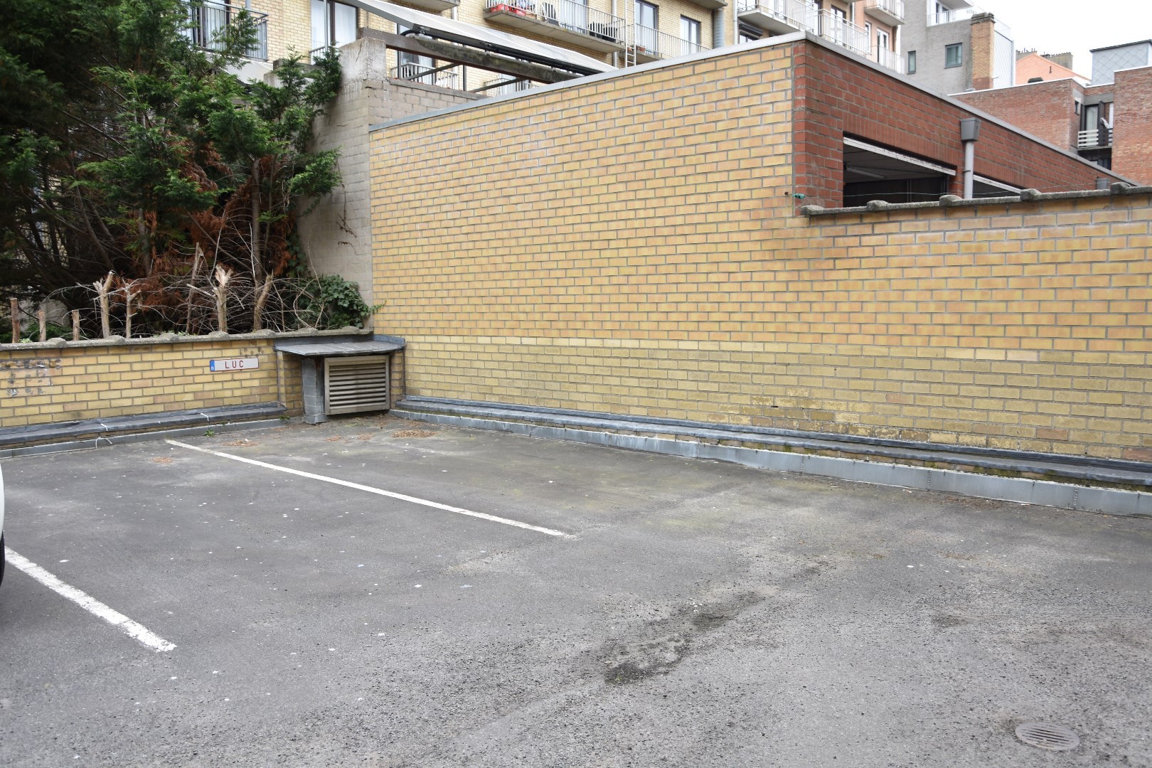 Buiten autostaanplaats te koop 