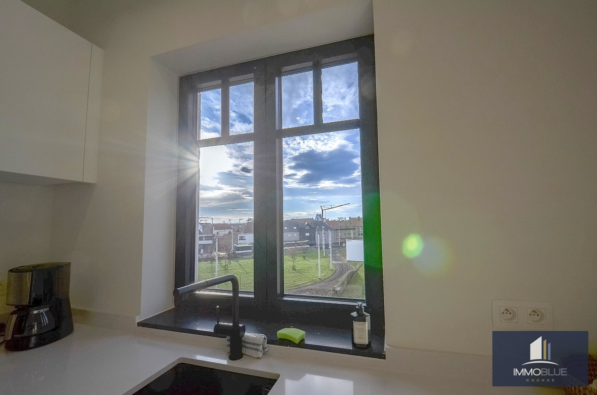 Appartement avec une façade d’environ 5,2 mètres et une grande terrasse ensoleillée. 