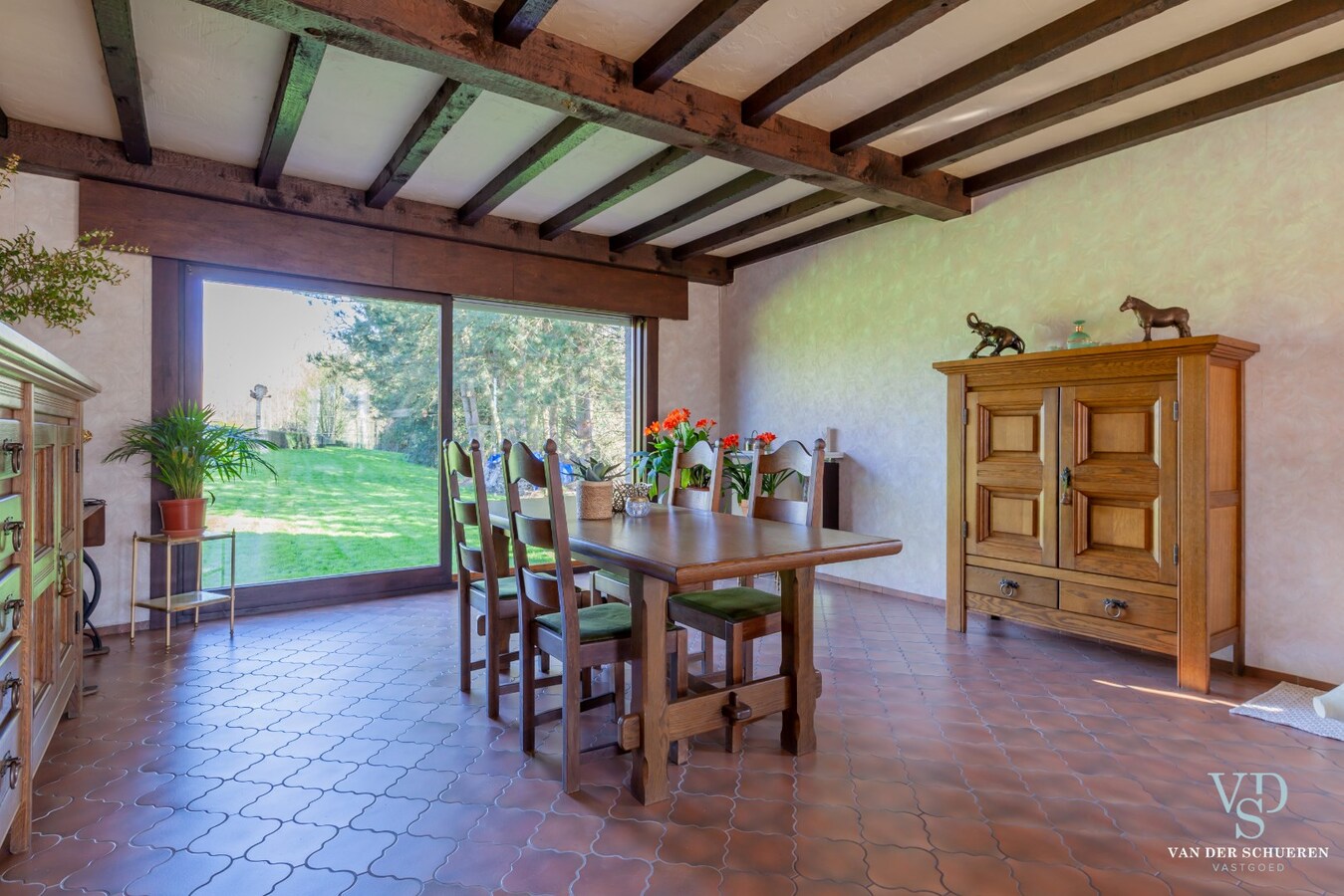 Exceptioneel landhuis met bijgebouw in groene omgeving 