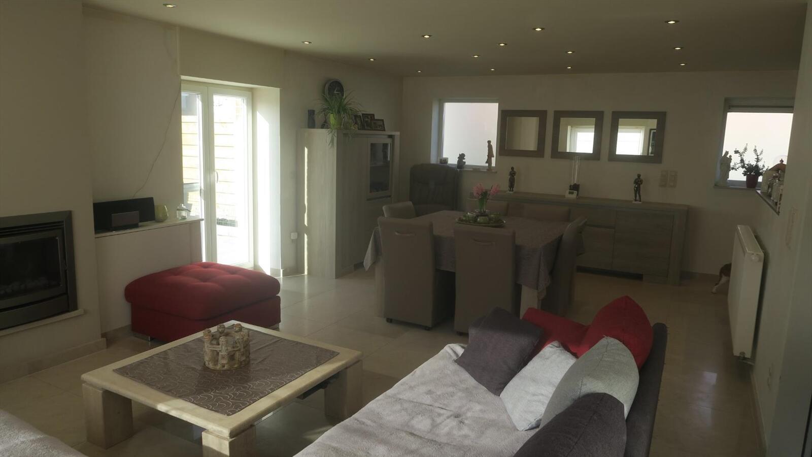 Volledig vernieuwde, geïsoleerde woning met dubbele garage 