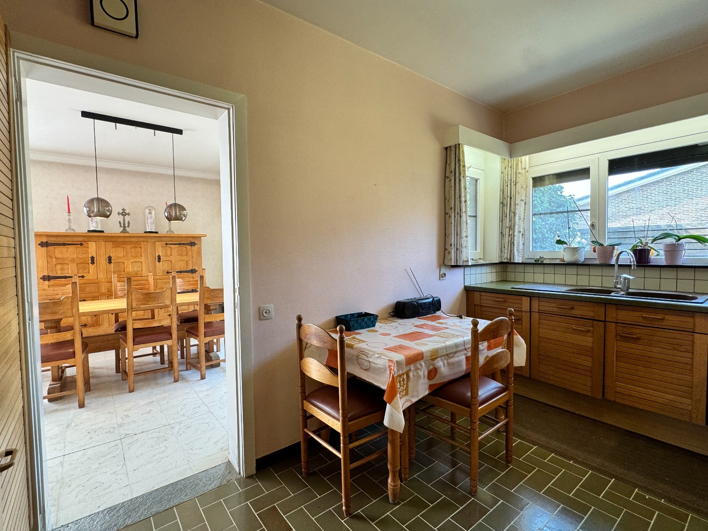 Woning op groot perceel met 3 slaapkamers en garage te Deinze 
