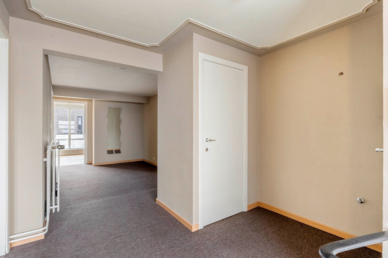 Comfortabel, zeer ruim appartement met 4 slaapkamers, terras en garage in het centrum van Neeroeteren! 