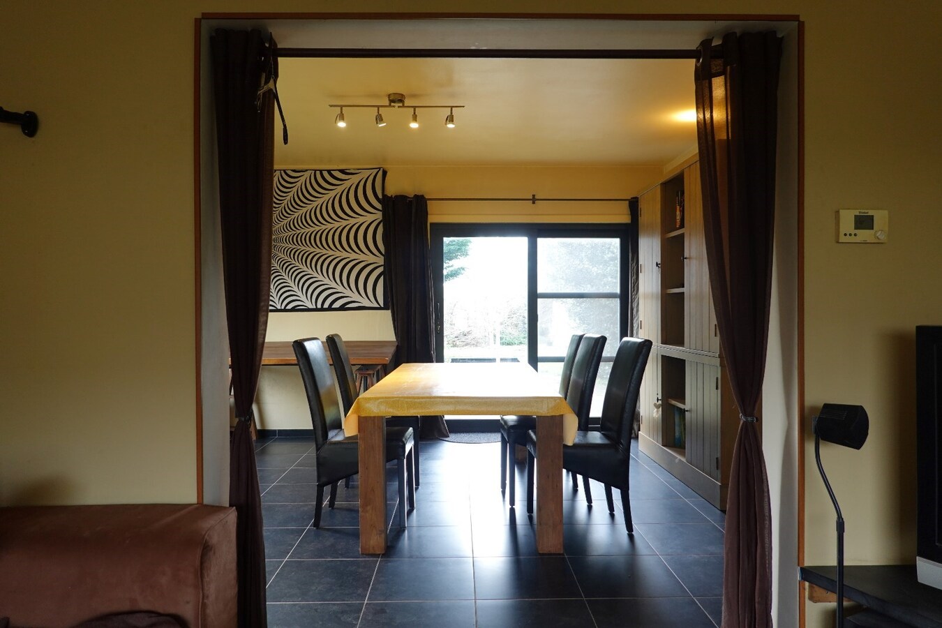 Ruime gerenoveerde alleenstaande woning met tuin, garage en 3 slaapkamers in Zerkegem 