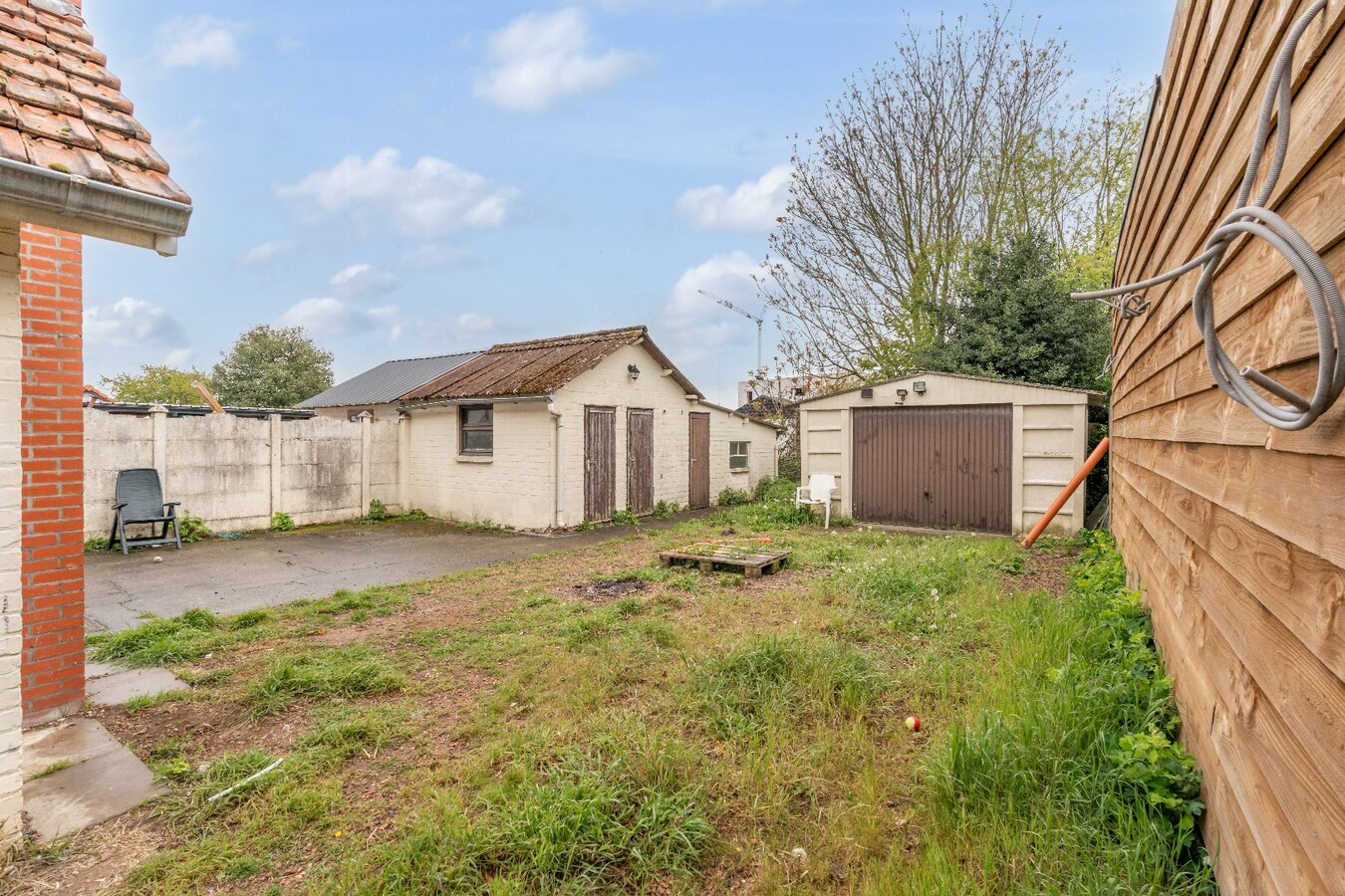 Ruime gerenoveerde woning met tuin en 3 slaapkamers in Dilsen-Stokkem. 