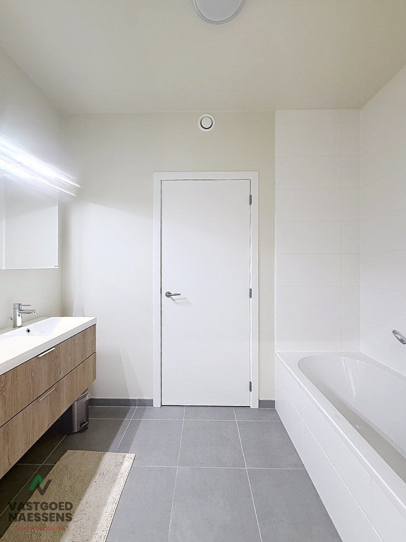 SCHITTEREND DUPLEX-APPARTEMENT – 3 SLPK – 2 BADKAMERS – ZONNIG TERRAS 