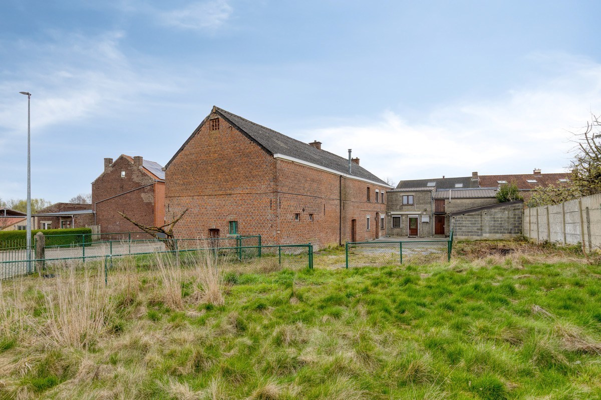 Mogelijkheid om te splitsen in 2 woningen - Half open bebouwing (hoeve) met 5 slaapkamers, tuin, terras en zeer ruime garage in Oorbeek (Tienen)! – EPC 730 kWh/m² - bewoonbare opp. 195 m² 