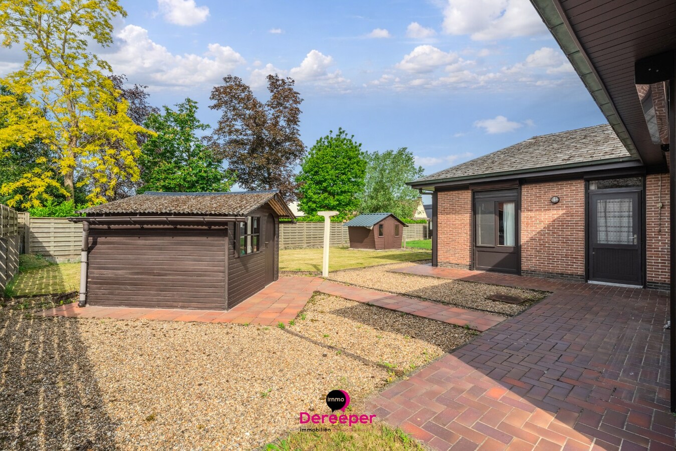 Te renoveren bungalow op ruim perceel van 678 m² 
