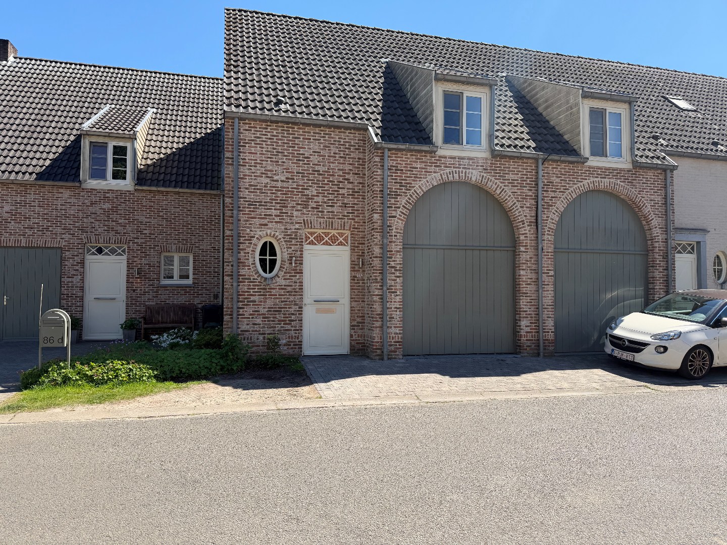 Charmante gerenoveerde rijwoning in pastoriestijl te koop in centrum Schilde 