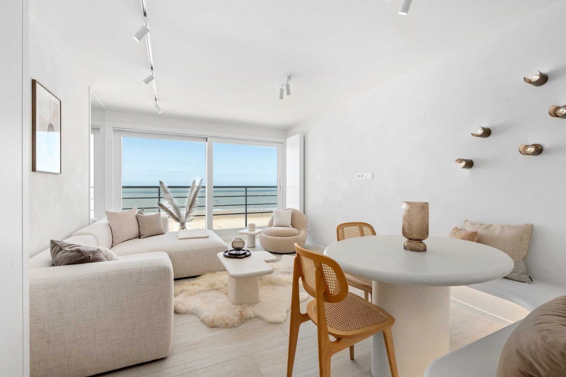 Appartement entièrement rénové bénéficiant d'une vue panoramique sur la digue de Duinbergen ! (possibilité d'achat d'un garage) 