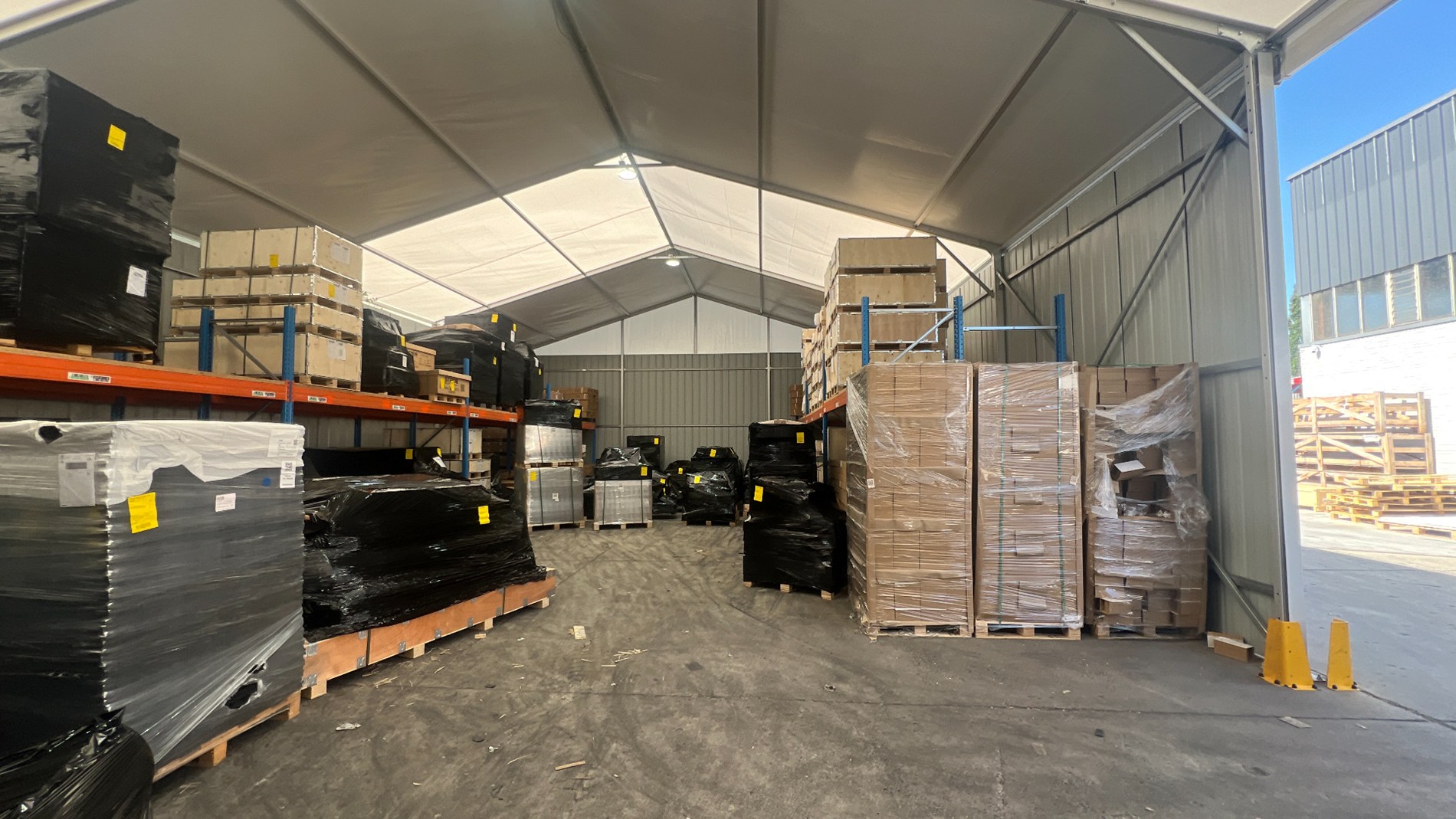 Bedrijfspand met buitenopslag te huur in het industriepark van Zwijnaarde
