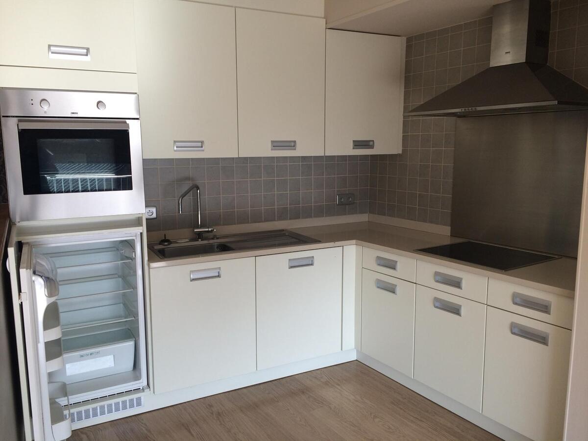 INSTAPKLAAR !! TWEE SLP APPARTEMENT MT GARAGE OP CENTRALE LIGGING 