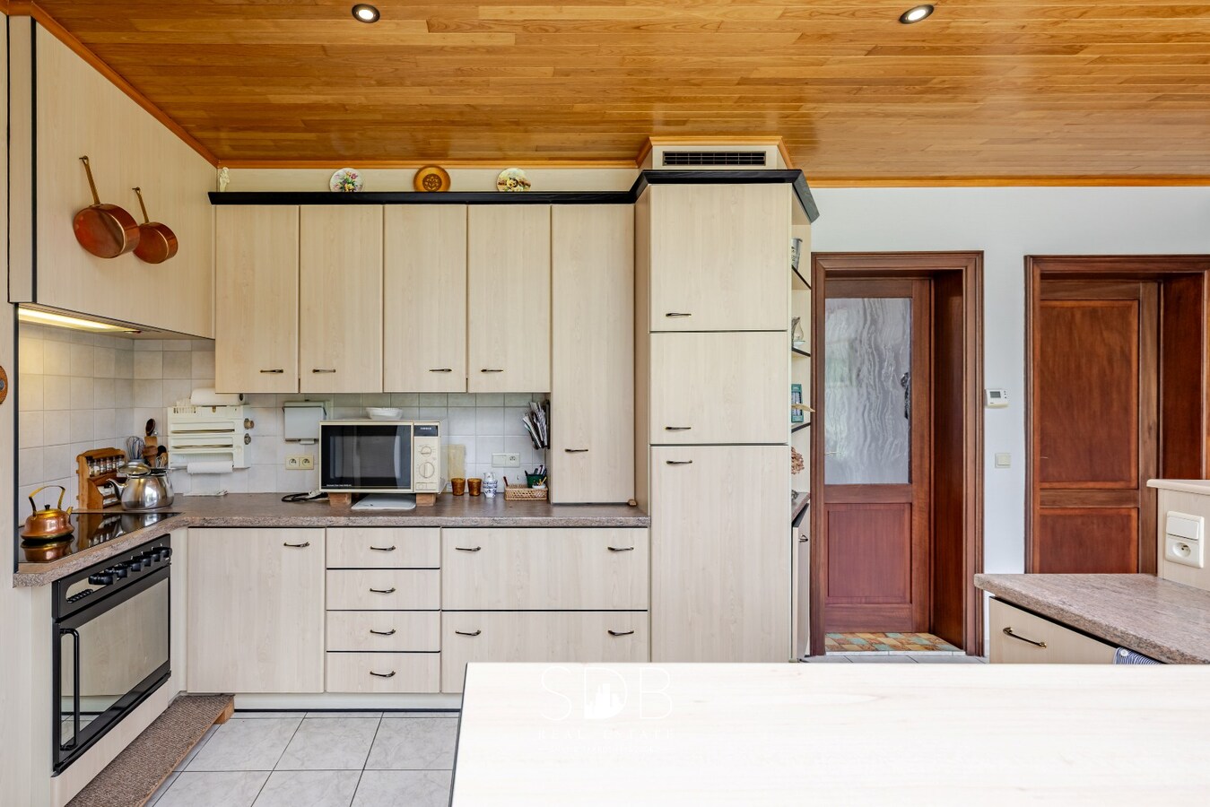 Authentieke hoeve met bijgebouwen en graslanden op 6.664m² met mogelijkheid tot bijkomend grasland op 3.070m² 