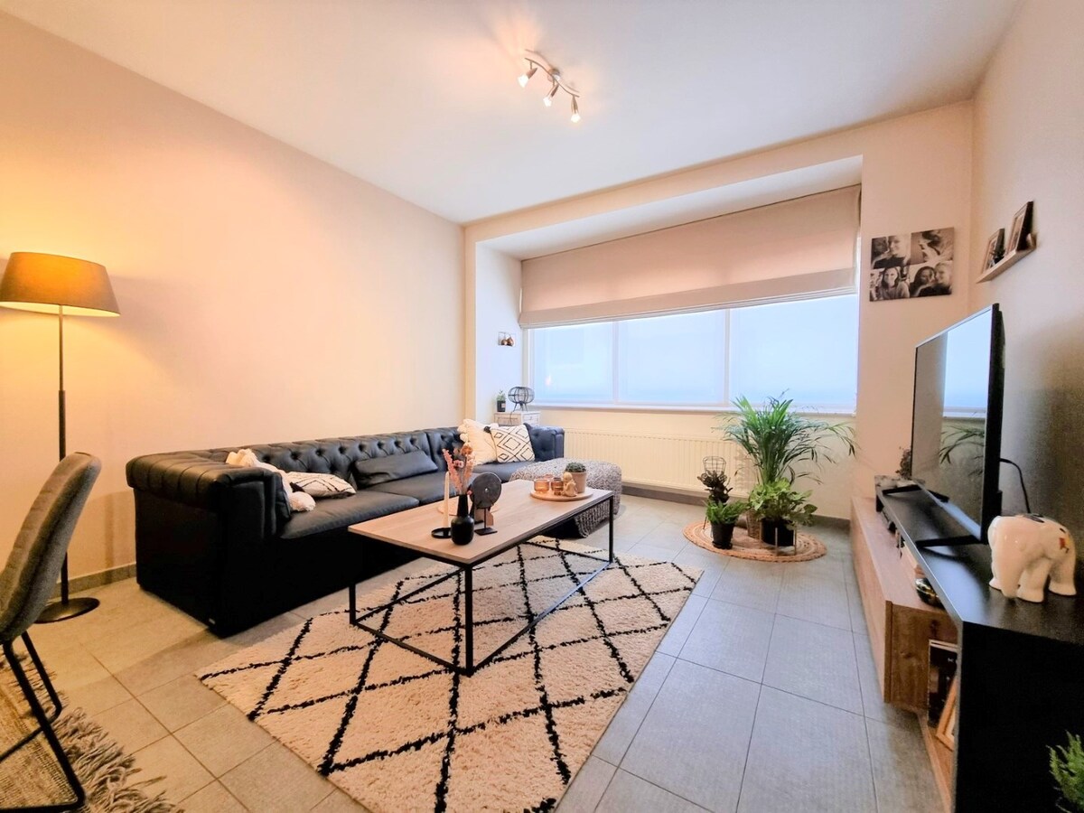 Centraal gelegen gelijkvloers appartement met twee slaapkamers en stadskoer 