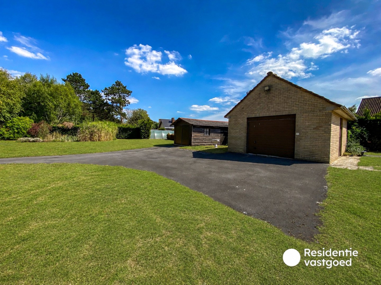 Statige gelijkvloerse villa op een terrein van 2342 m² te Oostduinkerke (Koksijde). 