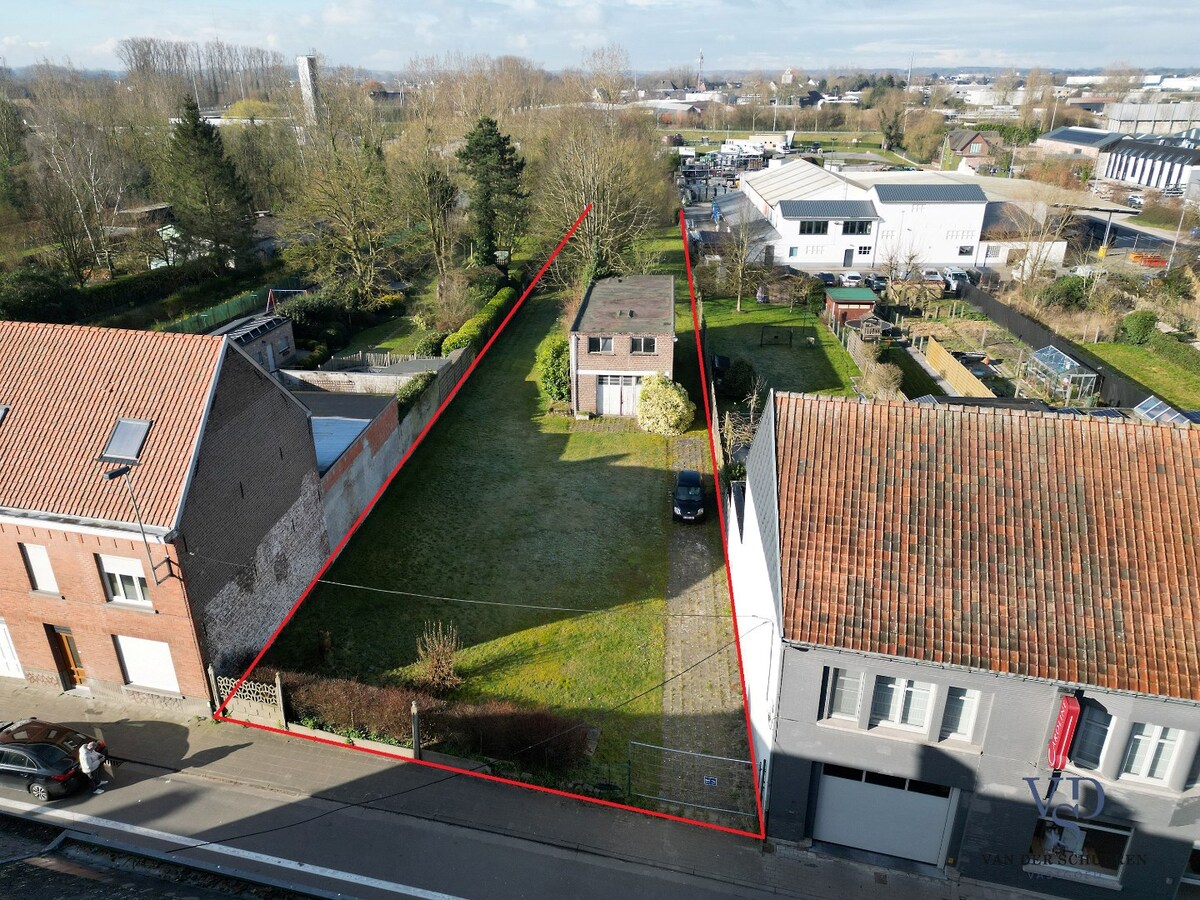 Bijgebouw met bouwgrond 