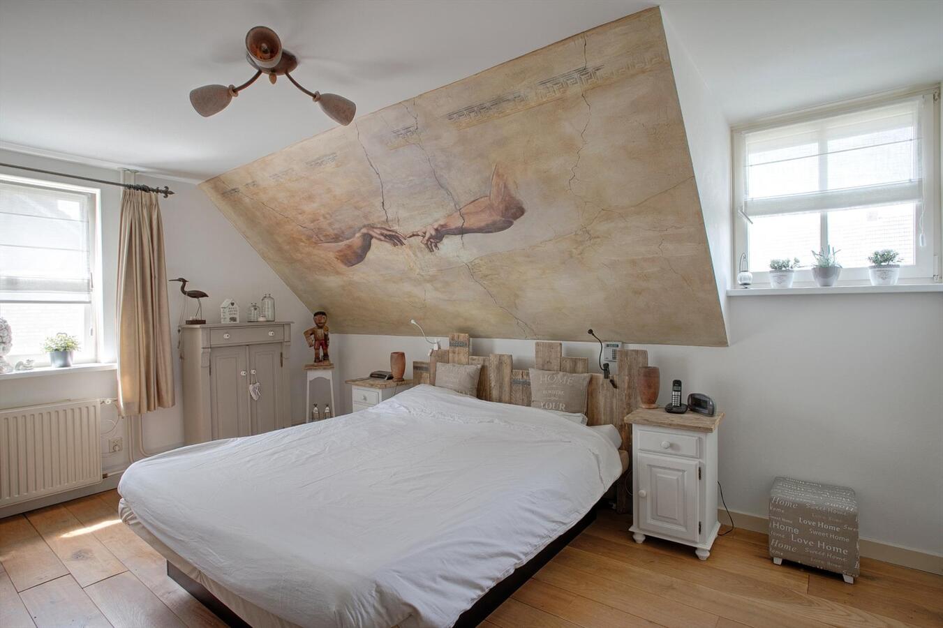 Vrijstaande woning met grote garage, 4 slaapkamers en ruime zolderverdieping. 