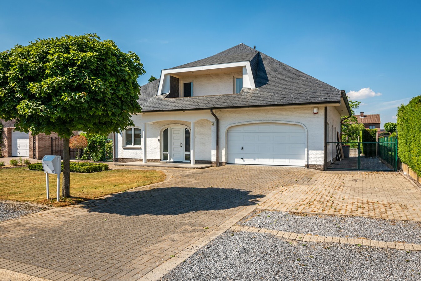 Stijlvol gerenoveerde woning in residentiële wijk op 1254 m² 