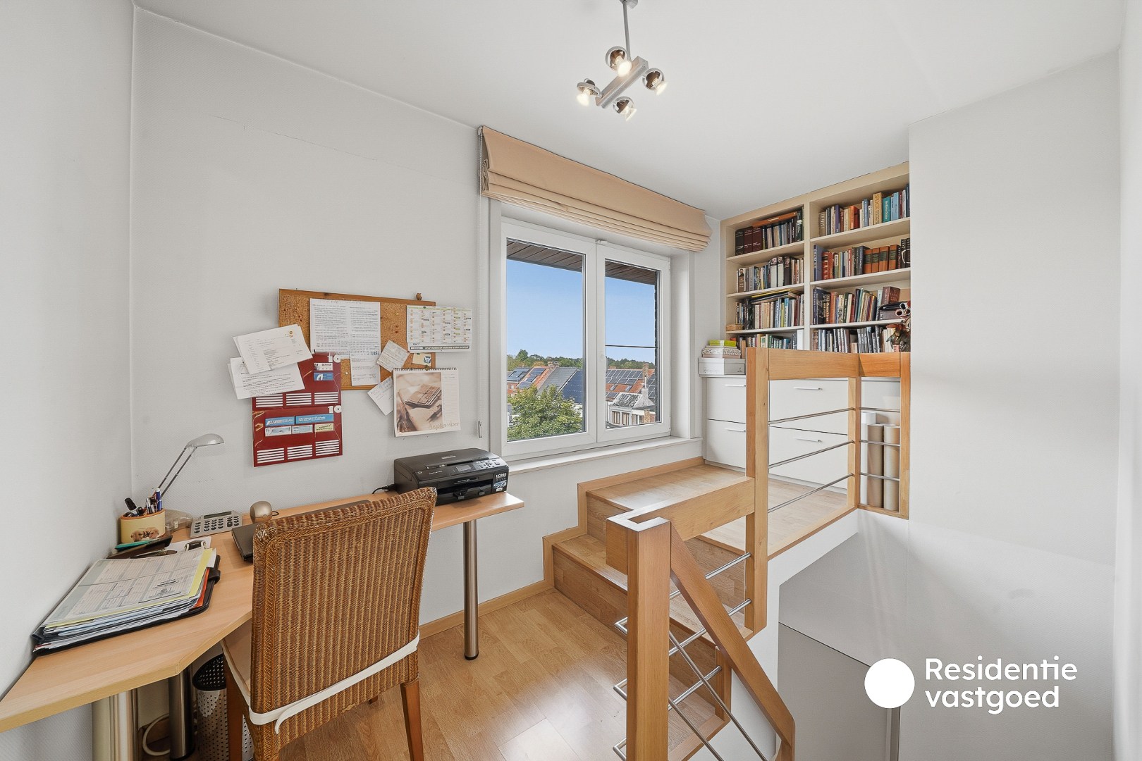 Ruim en lichtrijk duplexappartement met garage en twee terrassen in centrum Eernegem 