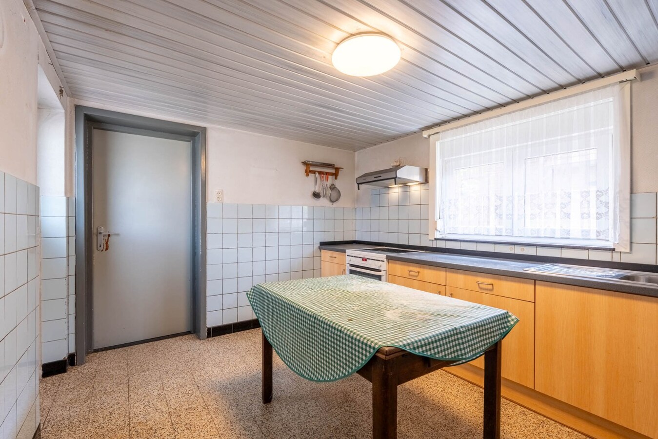 Charmante, te renoveren woning op een perceel van 9a14ca met ruime garage in achtertuin! 